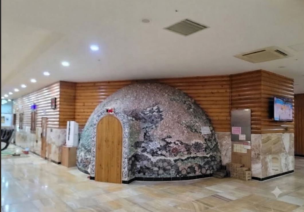 한국 찜질방 내부, 돌로 만든 돔형 한증막 입구